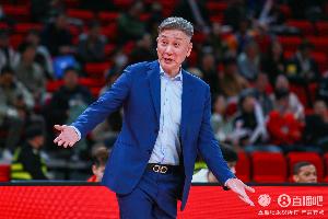 郑永刚：篮板劣势和对萨林杰的限制不够 最终影响了比赛结果 配图