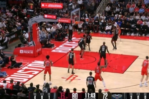 值！锡安被吹进攻犯规 鹈鹕挑战成功取消犯规保留球权 配图