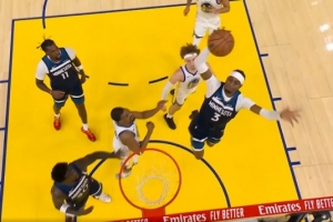 一飞冲天！里德抢断反击 麦丹接球起飞滑翔单臂暴扣 配图