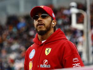 汉密尔顿：中国车迷实在太棒了，每次来这里都能感受到大家的热情 配图