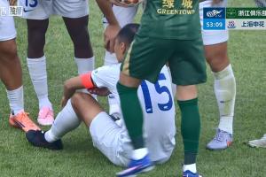 比赛第54分钟，吴曦受伤无法坚持，杨皓宇替补登场 配图