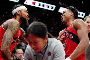 莺歌:巴恩斯的防守表现其他人做不到 他封盖杰伦·格林太疯狂了 配图