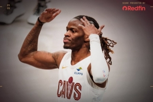 攻防兼备！骑士官方发布赢球海报：基翁·埃利斯成为封面人物 配图