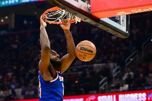 活力十足！米切尔·罗宾逊疯抢22个篮板 10中6拿到12分 配图