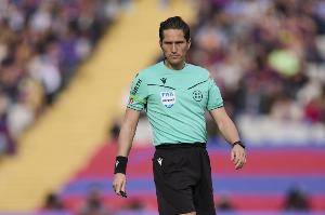 阿斯：西班牙足球裁判频遭暴力攻击和辱骂，立法改革迫在眉睫 配图