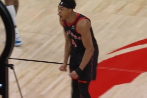 胜负手！杰伦·格林扣篮被巴恩斯后帽 巴雷特反击飞扣杀死比赛 配图