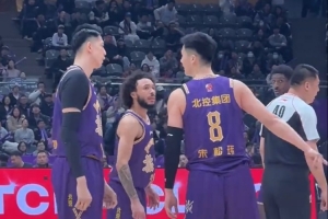 北控队友谈杰伦·豪斯：把大家速度带起来了 会积极沟通解决问题 配图