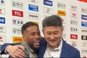 威姆斯：宏远太火了 都买不到票 杜锋：下次发信息给我 帮你拿票 配图