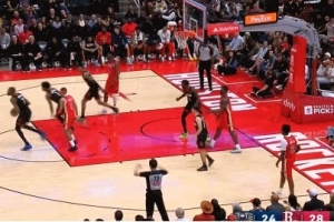 抢断+1！费尔斯不看时间低头运球 最后时刻送给了杜兰特 配图