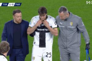 可能影响世界杯前景！21岁克雷马斯基意甲伤退，痛哭泪洒赛场 配图