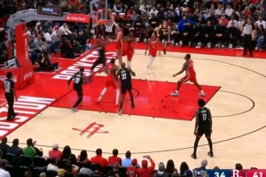 频频吃瘪！杜兰特持续冲击内线 连遭马特科维奇大帽拒绝 配图