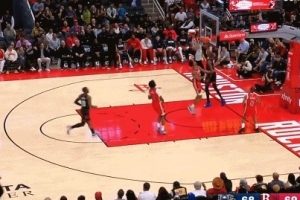 给新秀上课！杜兰特大帽费尔斯随后反击暴扣&三分球连拿5分打停 配图