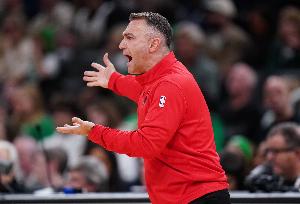 穆雷晃倒谢德后引发冲突！猛龙主帅：那不是我们真正的样子 配图