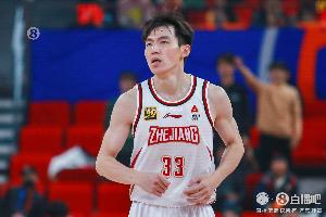 还好球队赢了！吴前运动战8投全铁 4罚3中拿到3分4篮板3助攻 配图