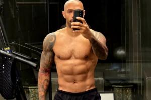 自律！48岁亨利晒与伴侣健身日常，腹肌大腿肌线条分明 配图