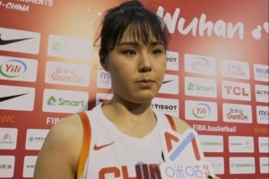 李月汝：今天见到杨力维时好想哭 就像见到自己姐姐一样 配图