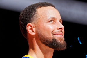 38岁！勇士官微：让我们一起祝这位叫库里的帅哥生日快乐 ​​​ 配图