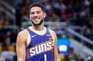 时间刚刚好！布克持球单打 连续晃动后干拔中投压哨命中 配图