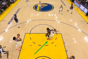 没大碍！爱德华兹和霍福德抢篮板时被后者踩到脚踝 手捂着不舒服 配图