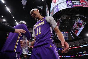 明日再战掘金!湖人伤病报告:海斯大概率出战 克莱伯缺阵 配图