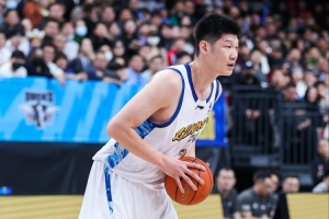 大基本功！胡金秋半场8投4中&罚球7中6 贡献14分3篮板 配图