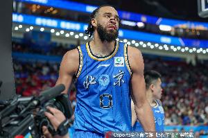 媒体人:麦基还在适应 但他的天赋 在攻防两端带来很多的可能 配图