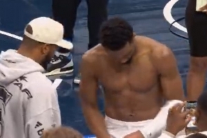 一身腱子肉！米切尔赢球后心情大好 光膀子与NFL球星聊天 配图