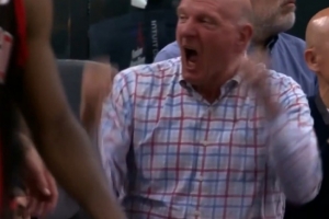 老板看嗨了！巴图姆鬼手抢断速上球 马瑟林弹射起步双手挂筐重扣 配图