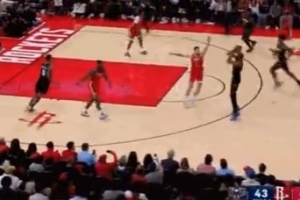 让人陌生！杜兰特追身三分球出手偏得离谱&直接砸板 配图