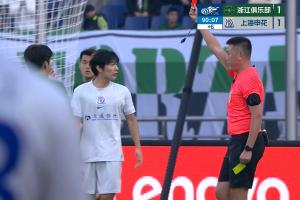 因假摔两黄被罚下!跟队:杨皓宇红牌太冤枉,主裁判罚极为双标 配图