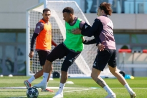 皇马官方报球队训练：卡雷拉斯进行部分合练，姆巴佩也参与其中 配图