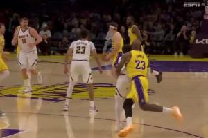 詹姆斯主动抱穆雷 结果穆雷被吹犯规 美媒：裁判其实是在帮掘金 配图