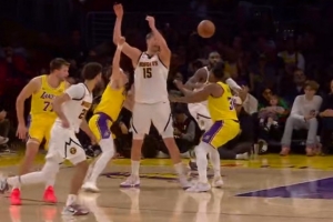 眼观六路~约基奇脑后妙传帅炸了 小哈达威接球对抗詹姆斯拉杆打中 配图