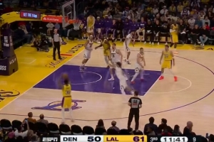 延续火力！下半场伊始斯玛特飙中个人第4记三分 助湖人扩大领先 配图