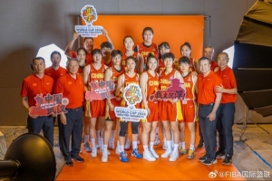 拿到世界杯门票!FIBA官博晒中国女篮庆祝晋级世界杯正赛合影 配图