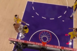 被撞得不轻！斯玛特造戈登进攻犯规&个人本赛季第19次 联盟第二 配图