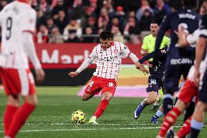 终于开胡!20岁埃切维里灵性倒钩助攻,替补传射助赫罗纳大胜毕巴 配图