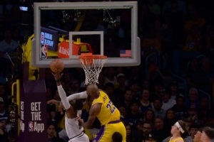 打斯潘塞·琼斯头上~詹姆斯失误后奋力回追 犯规破坏对手快攻 配图