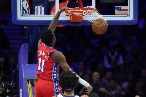 我也是华子！76人前锋贾斯汀·爱德华兹13中9砍19分3抢断2盖帽 配图