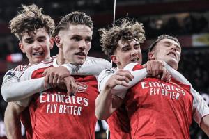 小伙太激动！道曼从身后搂住约克雷斯，后者被勒出表情包 配图