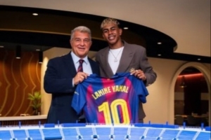 暗示支持？巴萨主席大选即将到来，亚马尔在社媒晒和拉波尔塔合照 配图