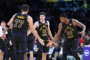 斯玛特:我们必须做好各自应该做的事情 命中投篮 每场都拼尽全力 配图