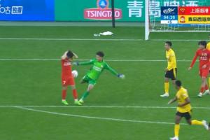 要素齐全武磊补时阶段拿屁股阻挡李昊发球,吃到黄牌 配图
