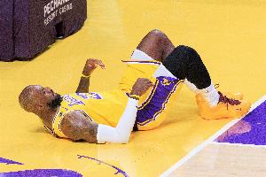 鱼跃抢球的诀窍?詹姆斯:小时候教练说过先倒地的人通常能拿到球 配图