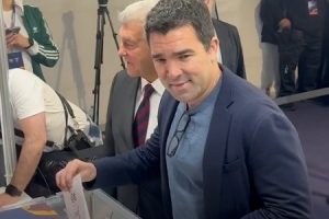 参与巴萨主席投票!德科:不介入拉波尔塔的争议 梅西历史最伟大 配图