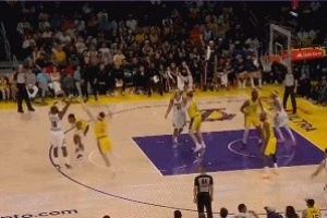 百步穿杨！小哈达威三分命中 帮助掘金末节反超比分 配图