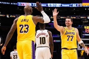 开心庆祝!湖人赢球海报:詹姆斯和东契奇击掌瞬间成为封面 配图