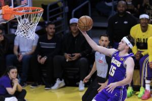 里夫斯近三战场均打40.8分钟 砍31分6.3板7助 命中率57% 配图