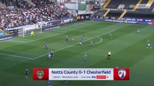 离谱！英乙球员将对手球鞋丢出场外，19分钟领到第二黄被罚出场 配图