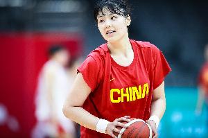 直播吧:王治郅给李月汝开小灶 帮小宝提升状态 配图